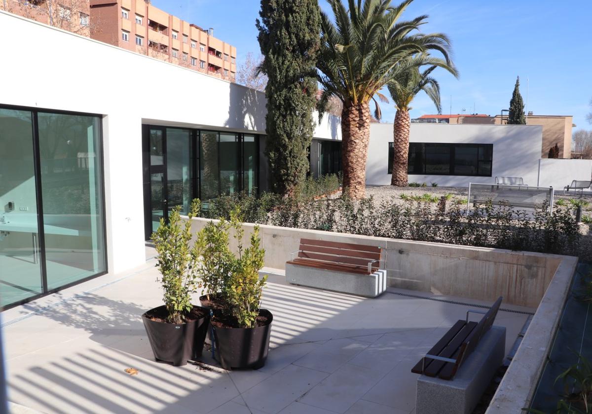 El nuevo edificio para el centro de día muestra grandes ventanales y un patio-jardín muy amplio.