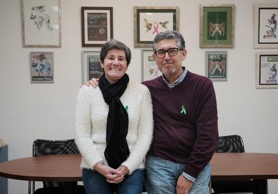 Soledad y Tino, con el lazo verde en su pecho, este lunes en la sede de la Asociación Española contra el Cáncer de La Rioja para narrar su lucha contra la enfermedad.