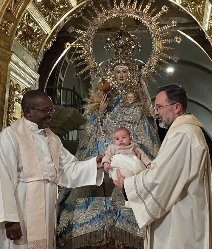 Imagen secundaria 2 - La Virgen de La Vega protege bajo su manto a 40 jarreros más