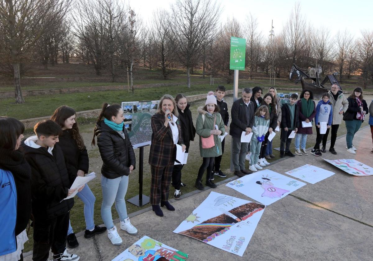 Presentación del nuevo 'Espacio sin humo', con su señal indicativa, junto al estanque del parque de La Ribera en Logroño.