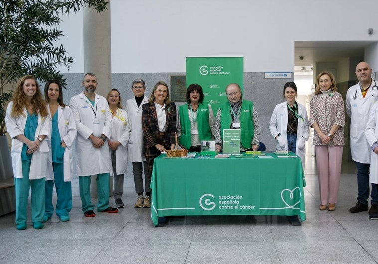 Responsables sanitarios, profesionales sanitarios, investigadores y voluntarios de la Asociación Española contra el Cáncer (AECC) de La Rioja, esta mañana en el Hospital San Pedro