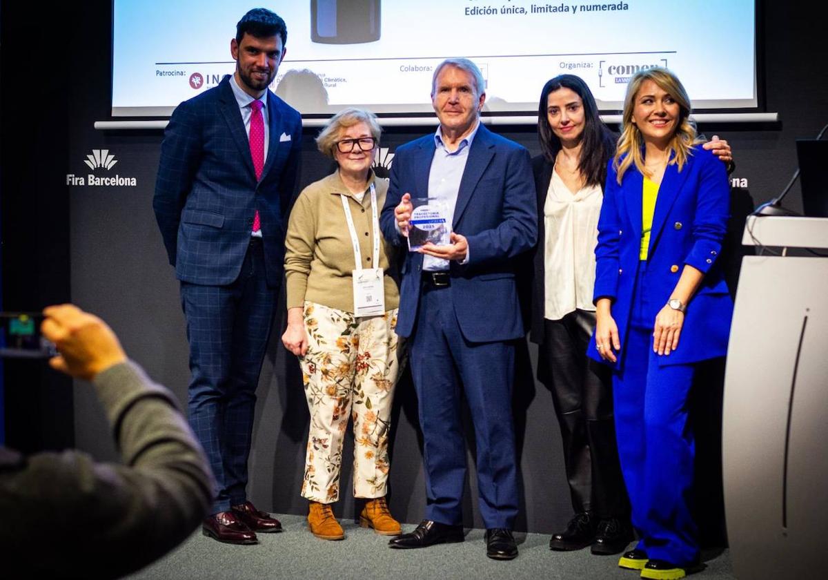 Santiago Ijalba recibe el premio en la Barcelona Wine Week a la trayectoria profesional por sus 60 años en la DOC Rioja