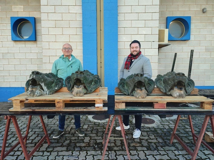 Juan Manuel Tudanca e Íñigo López-Araquistáin junto a los leones de bronce que en su día formaban parte del 'monumento' a Sagasta.