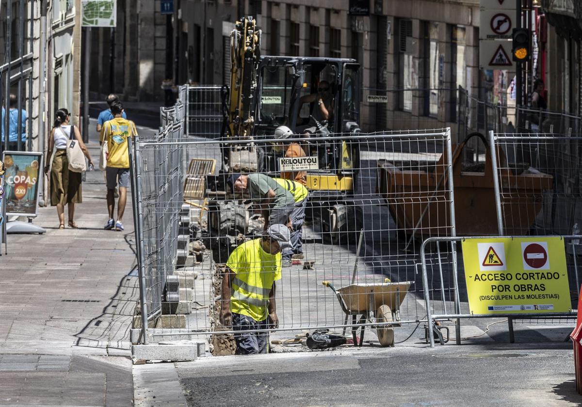 Trabajadores en una obra de Logroño.