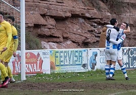 Villos y Orodea celebran un gol.