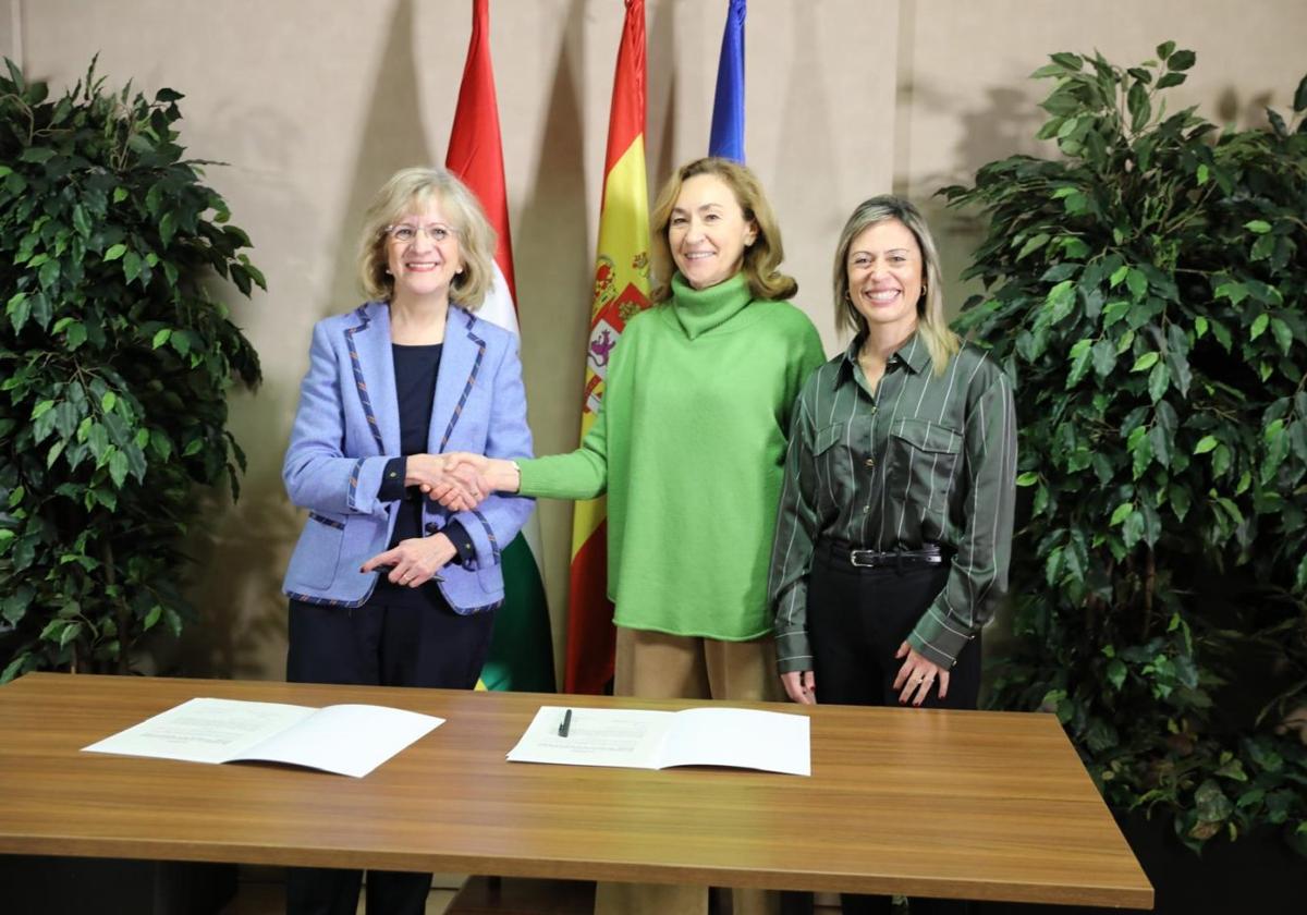 María Martín estrecha la mano de María Teresa Zuazo.