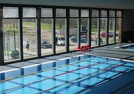 Estado que presentaban este miércoles las piscinas, ya llenas, pero aún pendientes de varios arreglos prácticos.