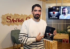 Juan José Nieto, con su libro.