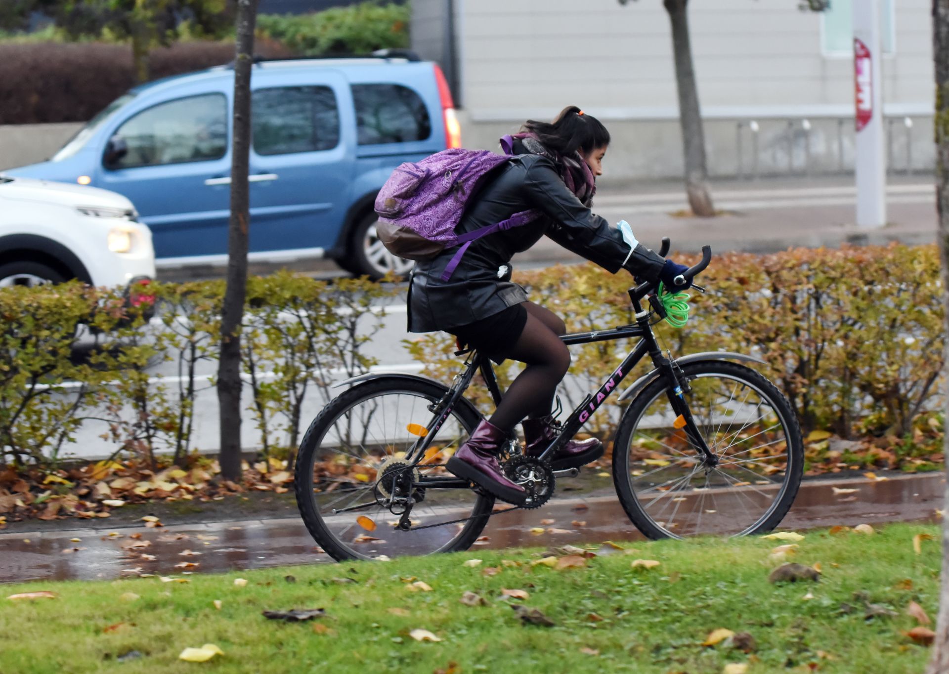 Una mujer circula en bicicleta por una calle de la capital riojana.