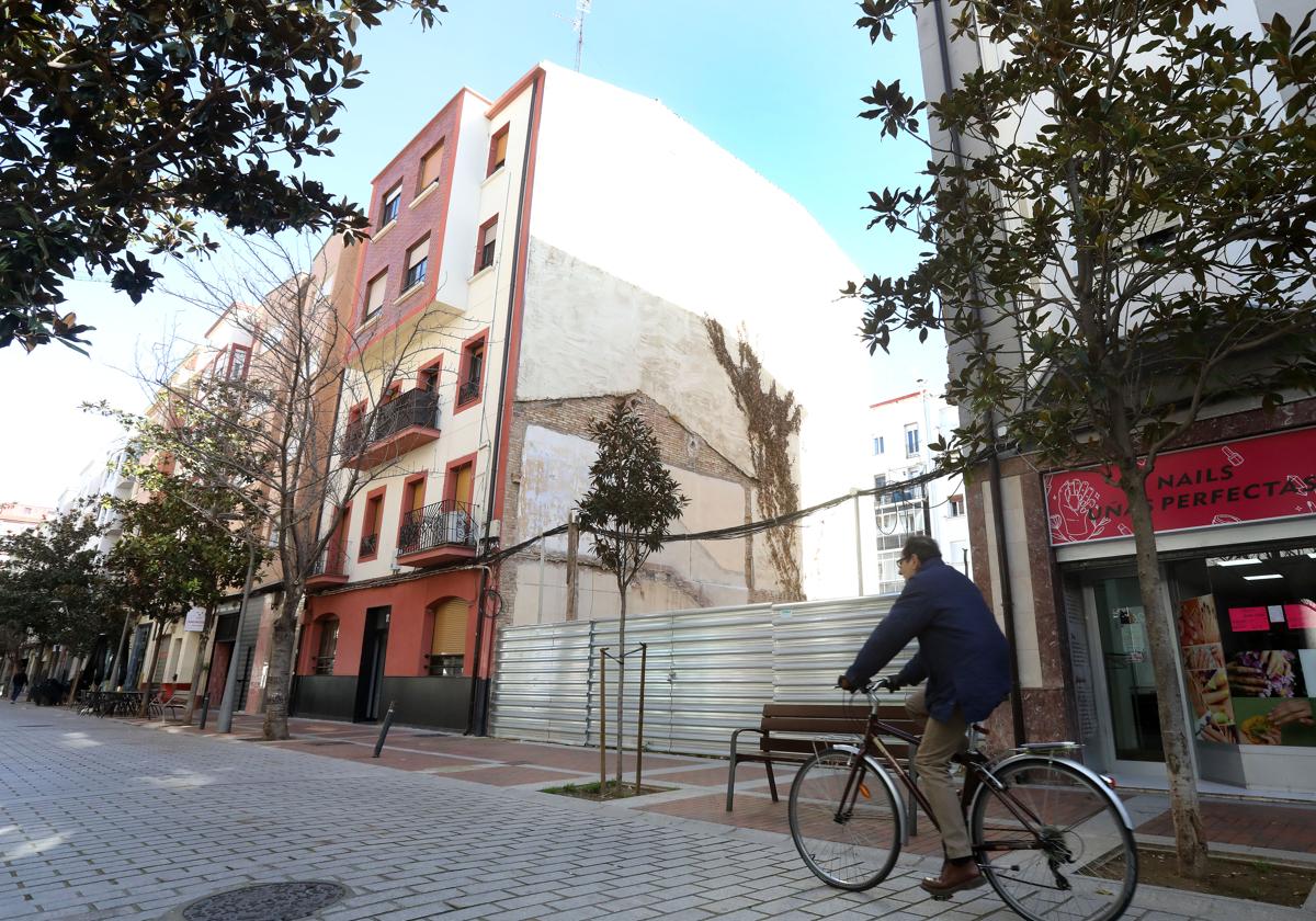 Solar de la parcela de María Teresa Gil de Gárate, donde se construirá el edificio de viviendas turísticas.