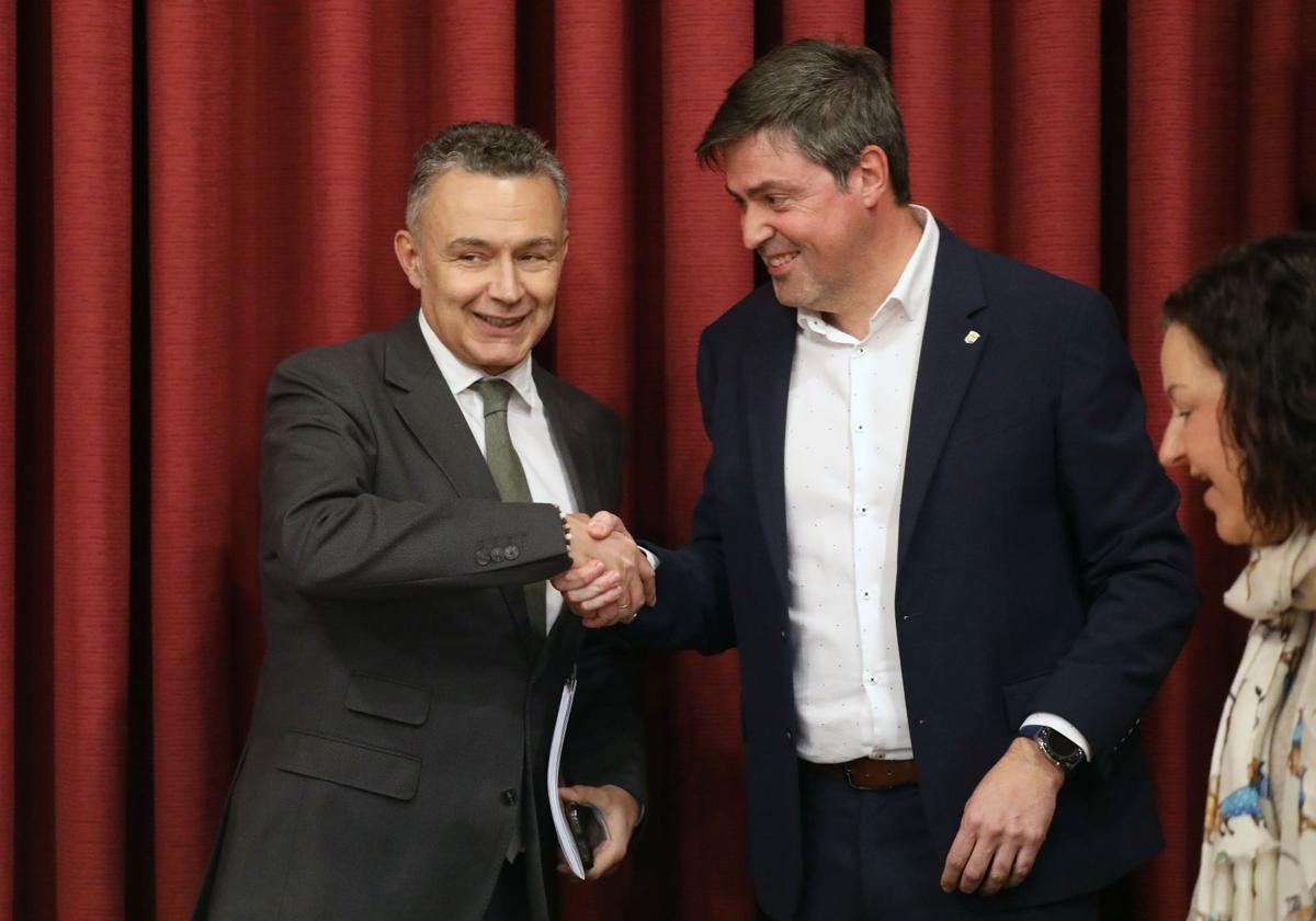 El alcalde, Conrado Escobar, junto al portavoz del PSOE en el Ayuntamiento de Logroño, Luis Alonso.