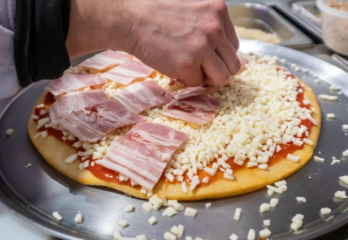 Elaboración de una pizza, en una pizzería española.