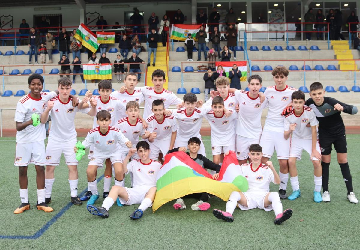 Los jugadores de La Rioja Sub'14 celebran su triunfo.