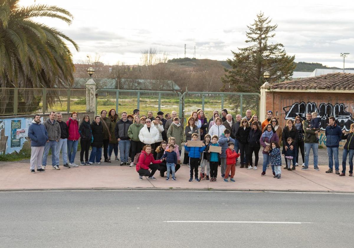 Un grupo de vecinos de El Campillo, frente a la parcela donde se ubicará el recinto para eventos.