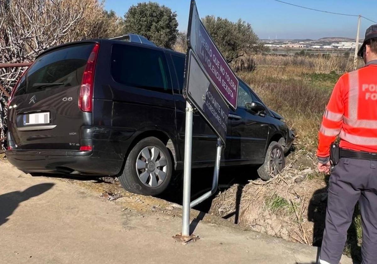 Un coche recorre más de 200 metros cuesta abajo sin freno de mano