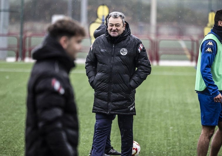 Carlos Pouso, durante un entrenamiento con la SD Logroñés.