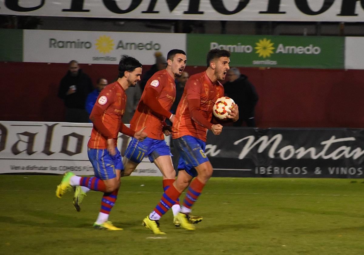 Facu Ballardo celebra el gol que marcó de penalti contra el Barbastro, seguido por Chus Villar y Aparicio.