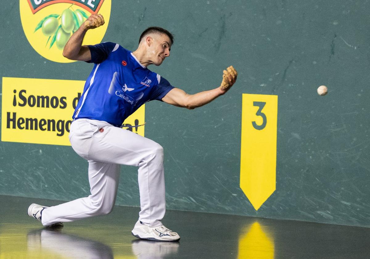 Darío levanta una pelota con la zurda, junto a la pared.