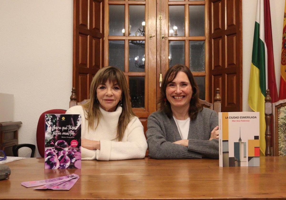 Mónica Sanguinetti y Mar Aísa, con ejemplares de sus libros, en San Asensio.