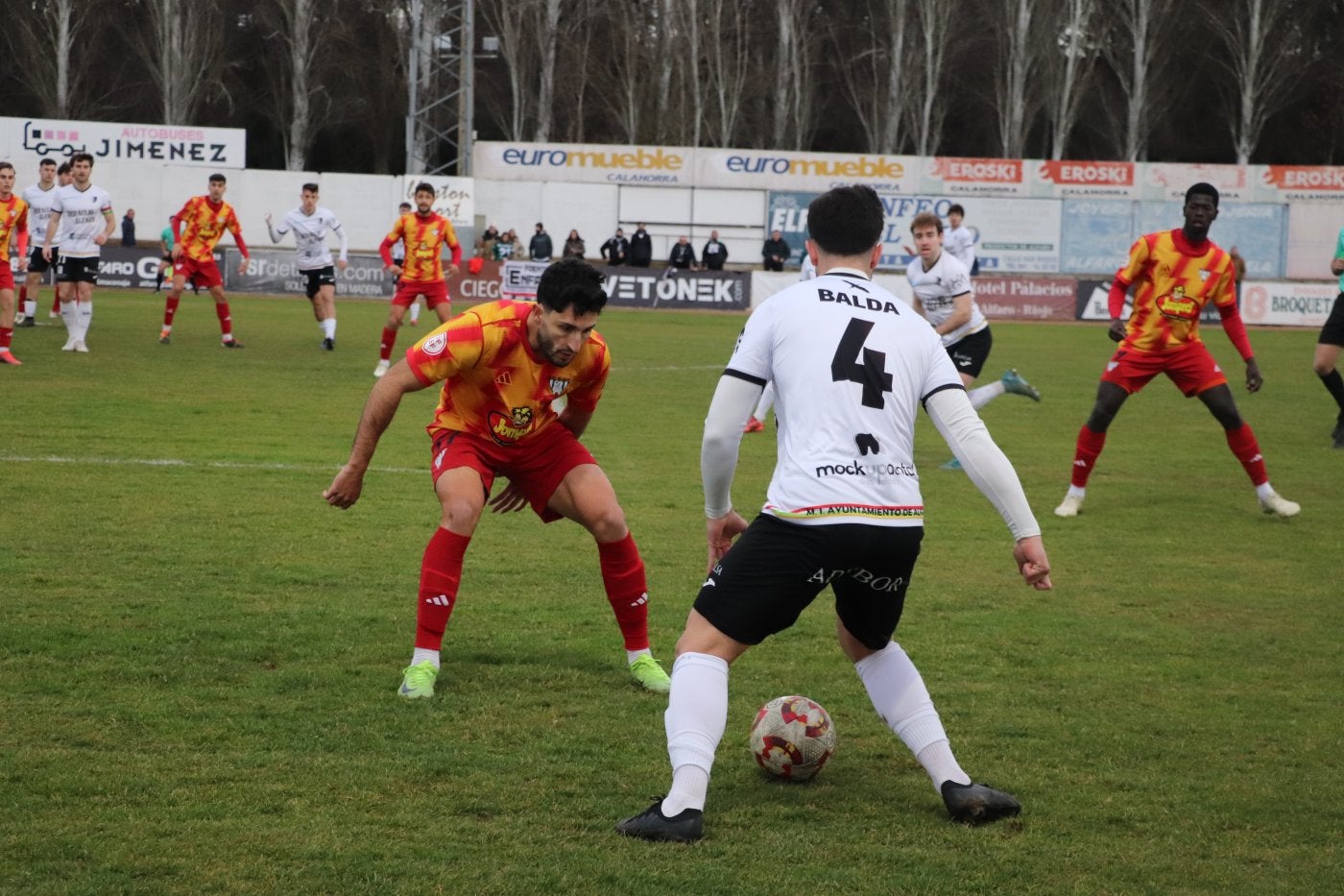 Balda maneja un balón por la izquierda buscando conectar con Losantos en el último partido en La Molineta, ante la SD Ejea.