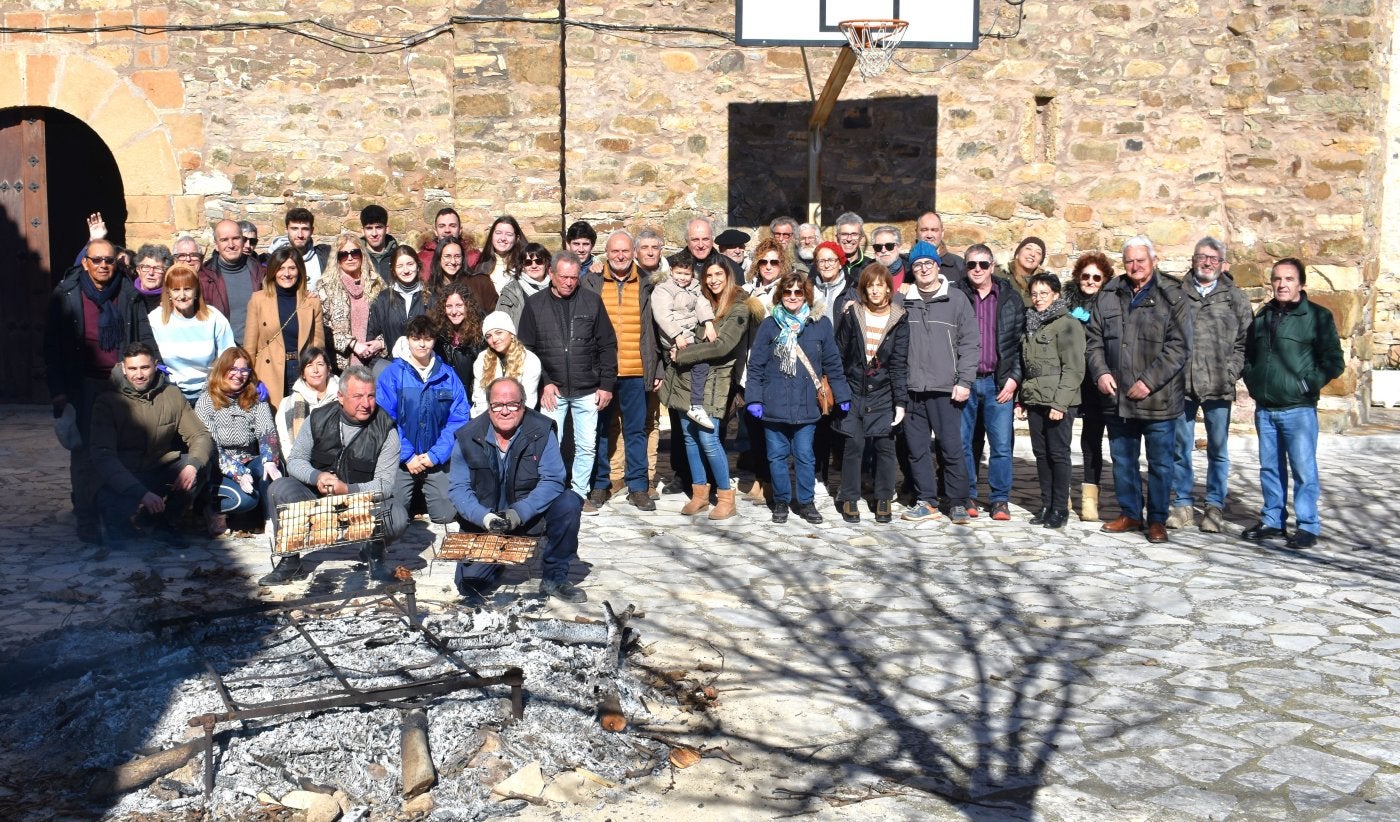 Parte de los asistentes al aperitivo de ayer en Navajún junto a la hoguera donde tostaron el pan.