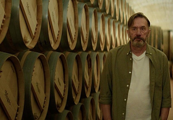 Uno de los sacerdotes protagonistas de la historia camina entre barricas, dentro de una bodega de Rioja, durante la película.