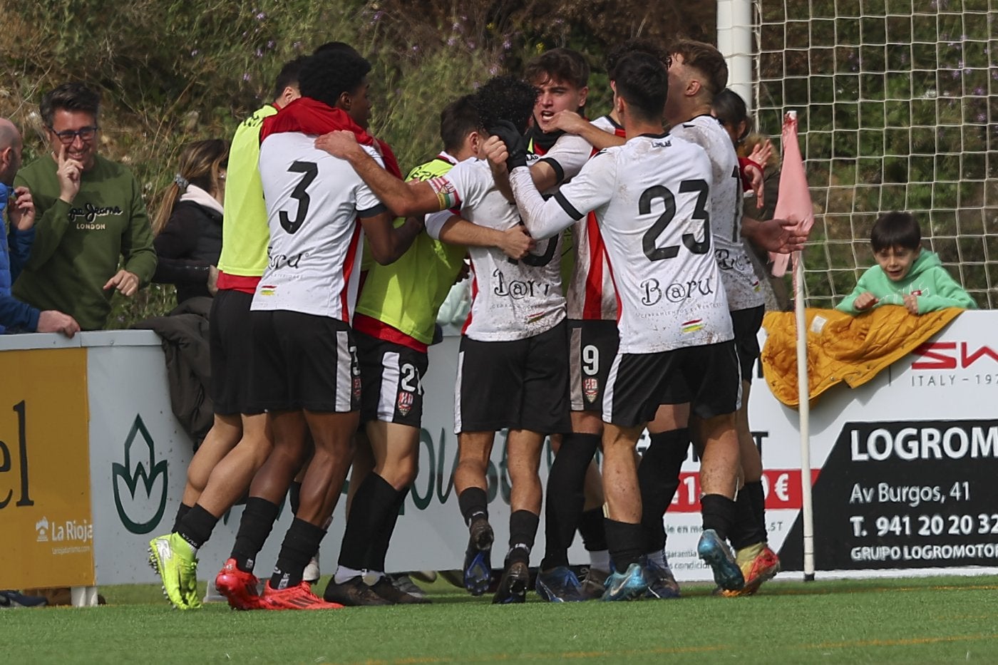 Los jugadores de la UDL B celebran el segundo tanto de los blanquirrojos.