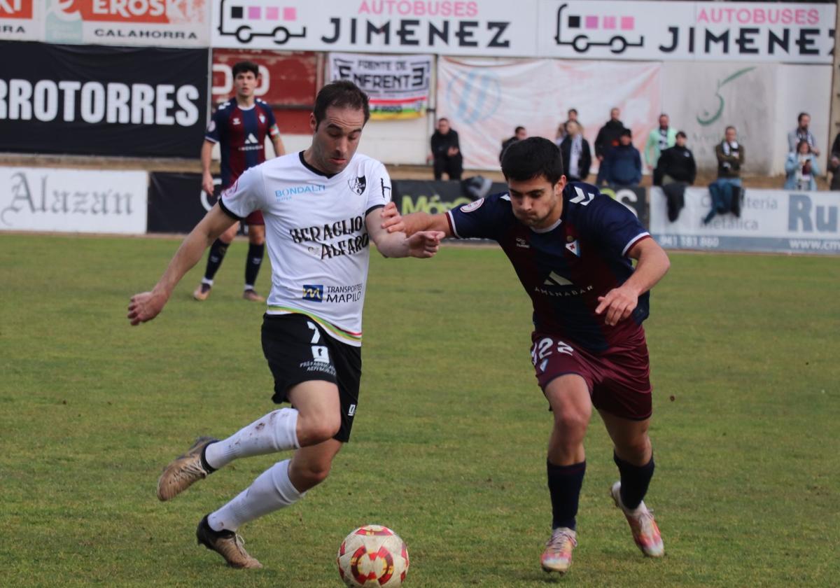 Mario León, autor del gol, busca irse de Barbarín con el balón.