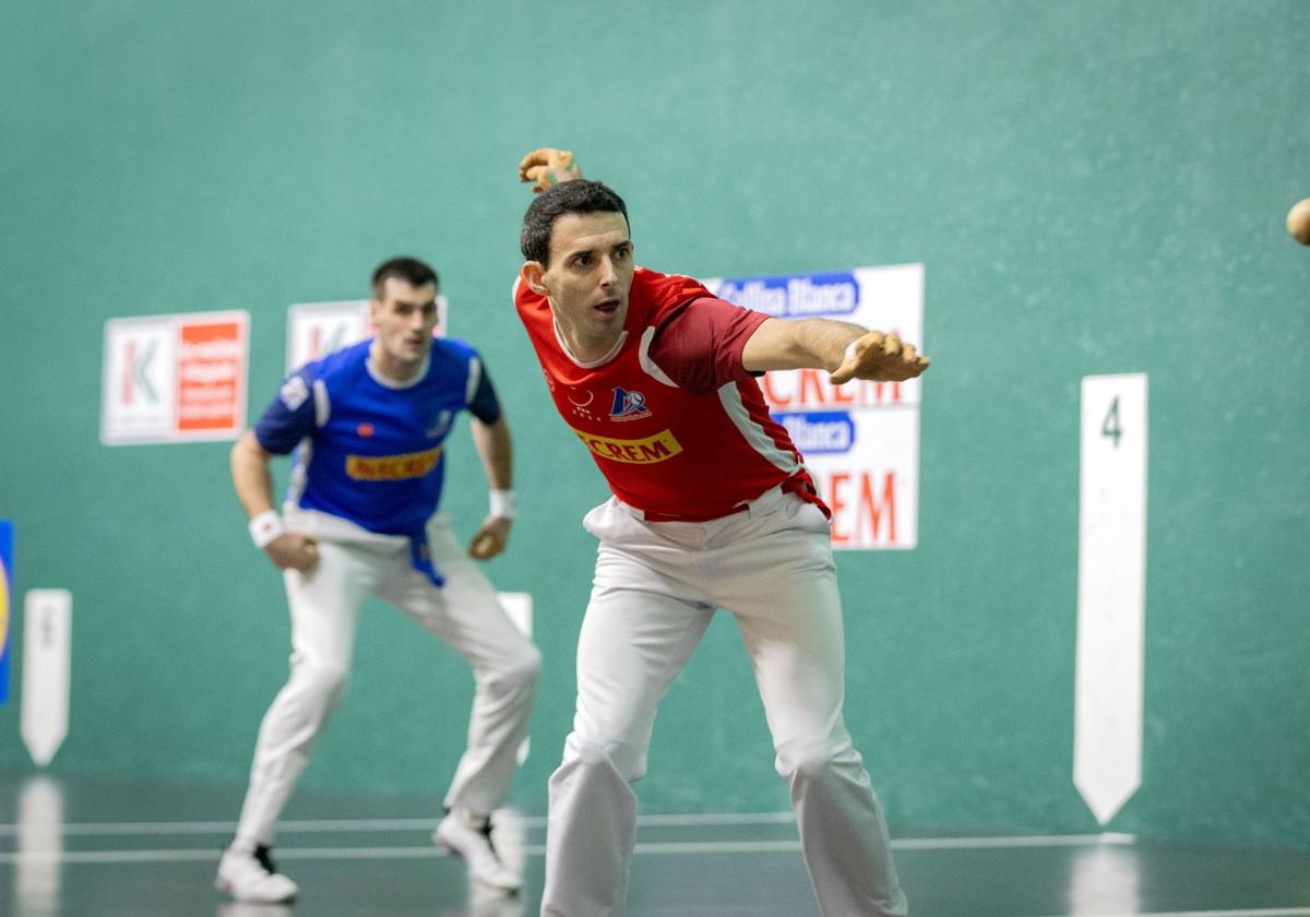 Altuna se dispone a golpear la pelota con su mano derecha.