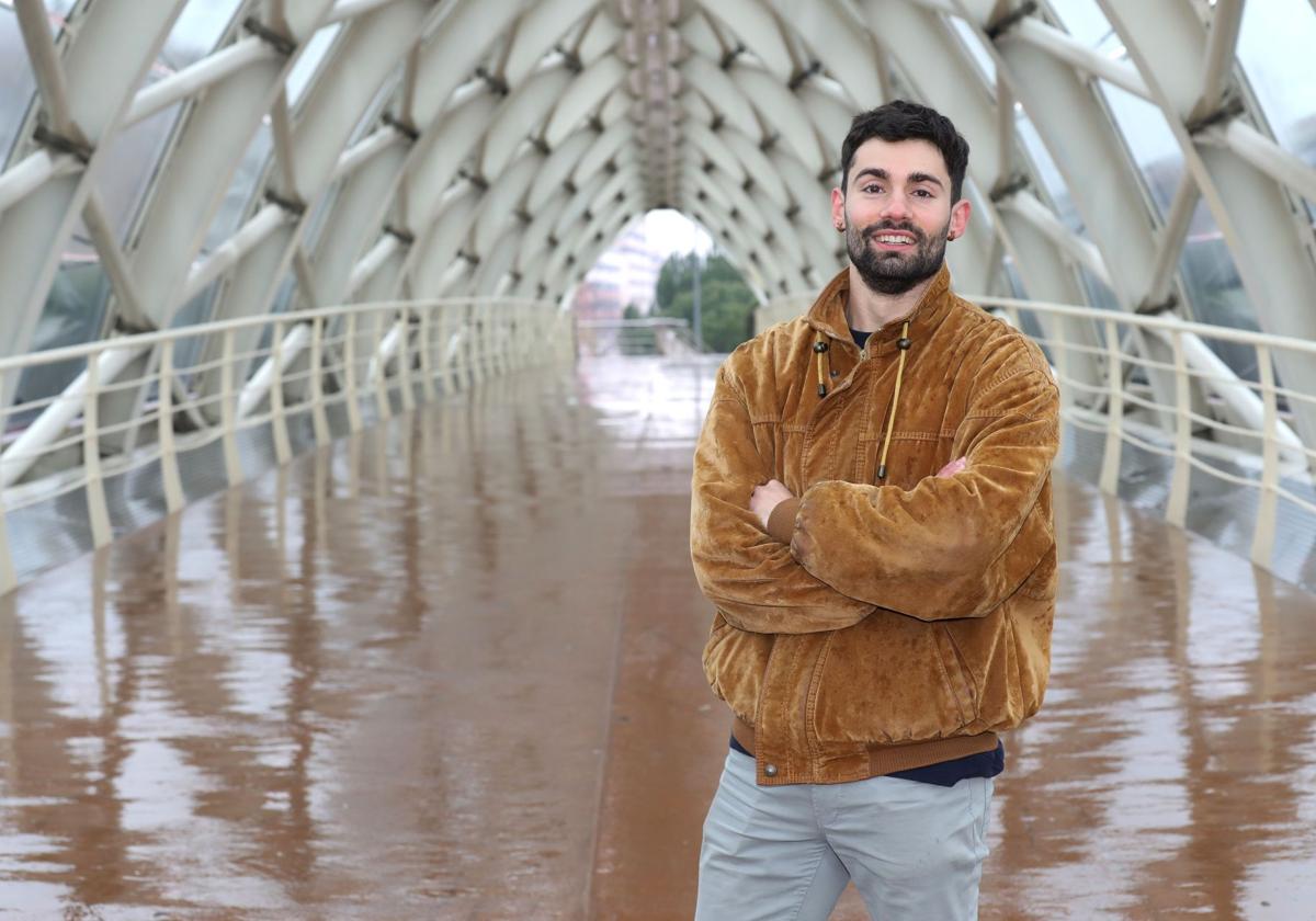 Adrián Chasco posa en la logroñesa pasarela de La Cava.