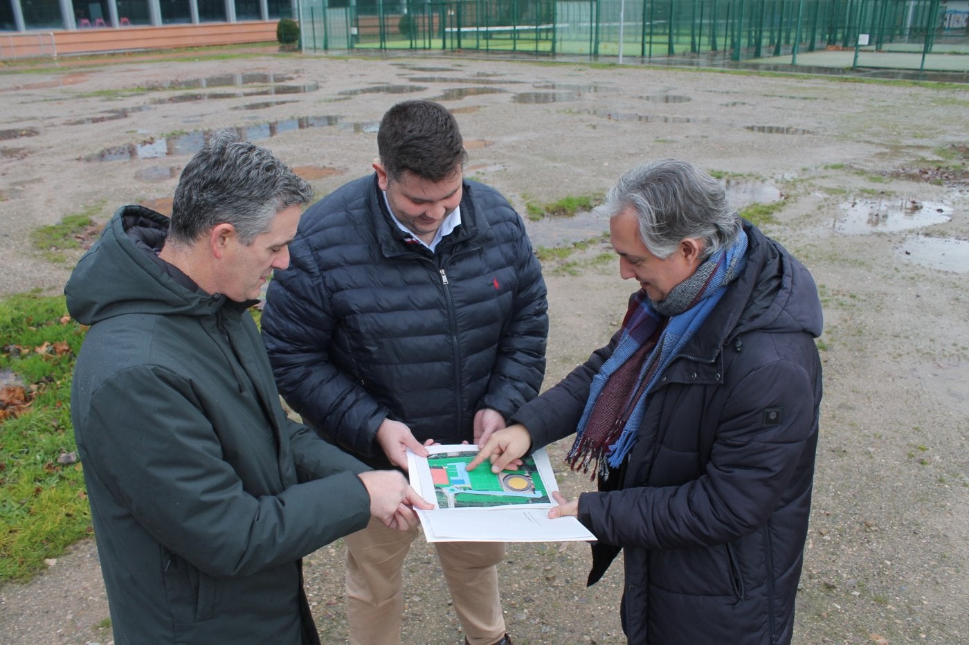 Imagen del alcalde y varias autoridades, con el proyecto del paseo.