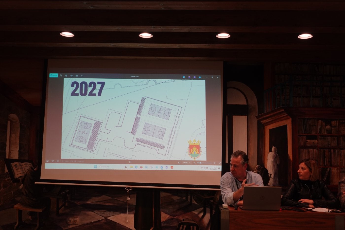 Rafael García y Guadalupe Fernández junto al plano del proyecto.