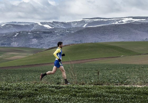 David Martínez, ganador el año pasado, avanza por la Ruta Jacobea, con la Sierra de la Demanda de fondo.