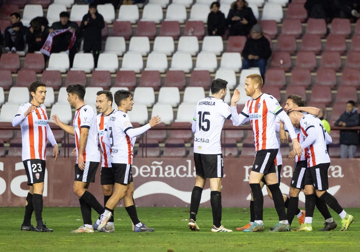 La UD Logroñés celebra su cuarto gol al Izarra.