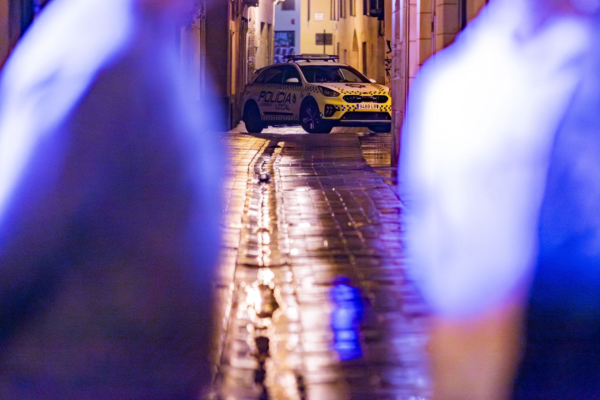 Un coche patrulla de la Policía Local en labores de vigilancia por una calle del Casco Antiguo de Logroño en una imagen de archivo.