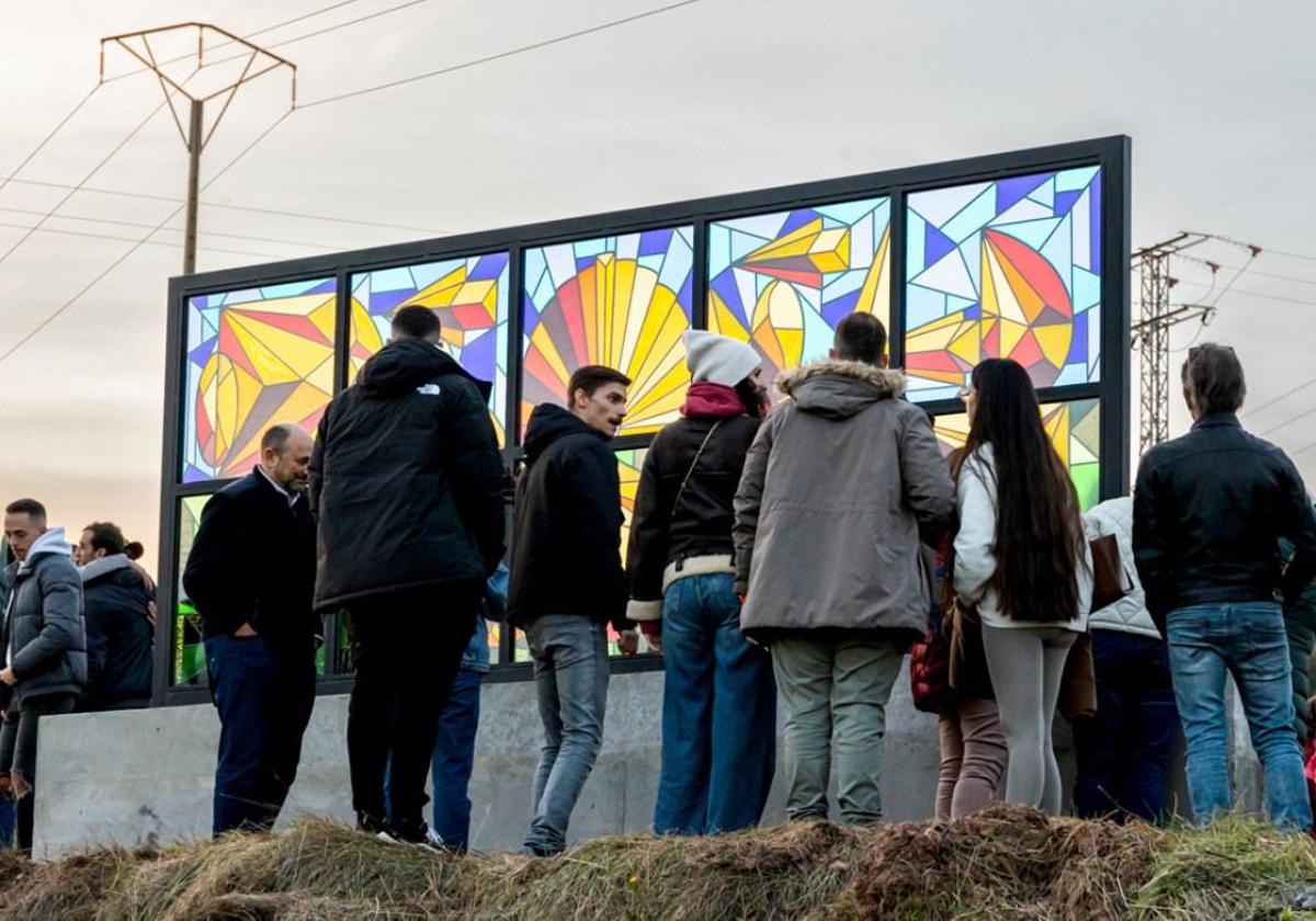 Vidriera de Resaks 'Cromatismo del Camino', la última obra incorporada al museo al aire libre de '1 Kilómetro de Arte'.