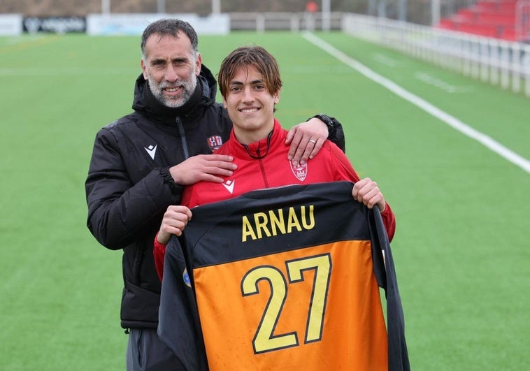 Pol Arnau sujeta la camiseta que le ha regalado Miguel Martínez de Corta.