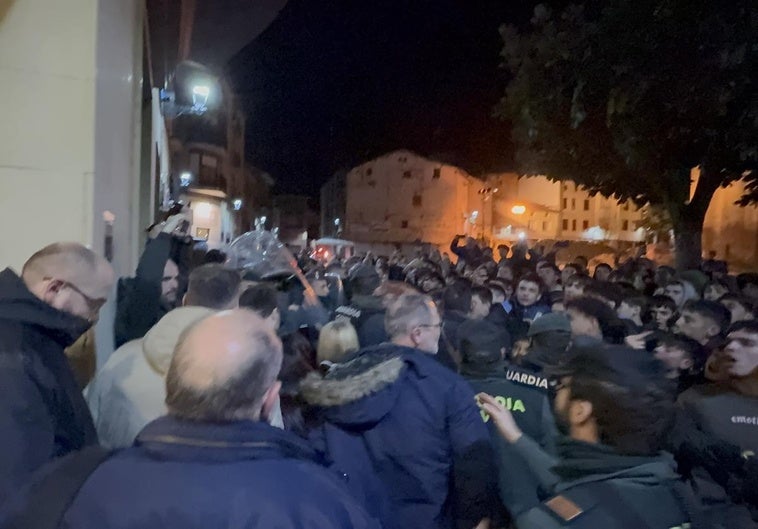 Los concejales saliendo del ayuntamiento escoltados por los antidisturbios entre gritos y abauchoes de los najerinos.