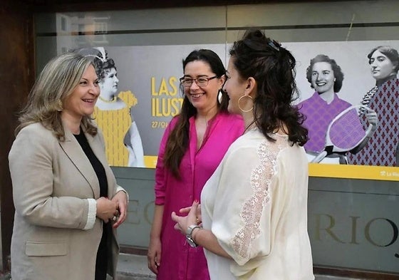 Emilia Fernández, a la izquierda, junto a la diputada nacional socialista Elisa Garrido y la senadora y expresidenta regional Concha Andreu.