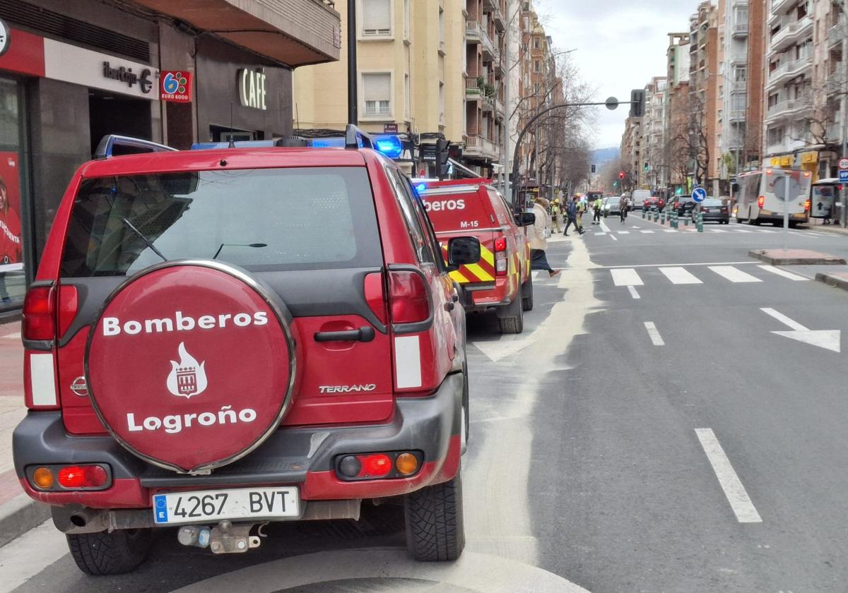 Los Bomberos limpian un gran derrame de combustible en Vara de Rey