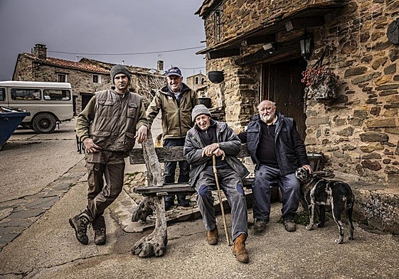 Roberto Calvo, José Luis Domínguez, Marino Domínguez y Chuchi Domínguez, los cuatro habitantes de Santa Marina.