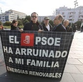 César Vea despliega una pancarta contra el PSOE en el inicio del Congreso Regional de los socialistas