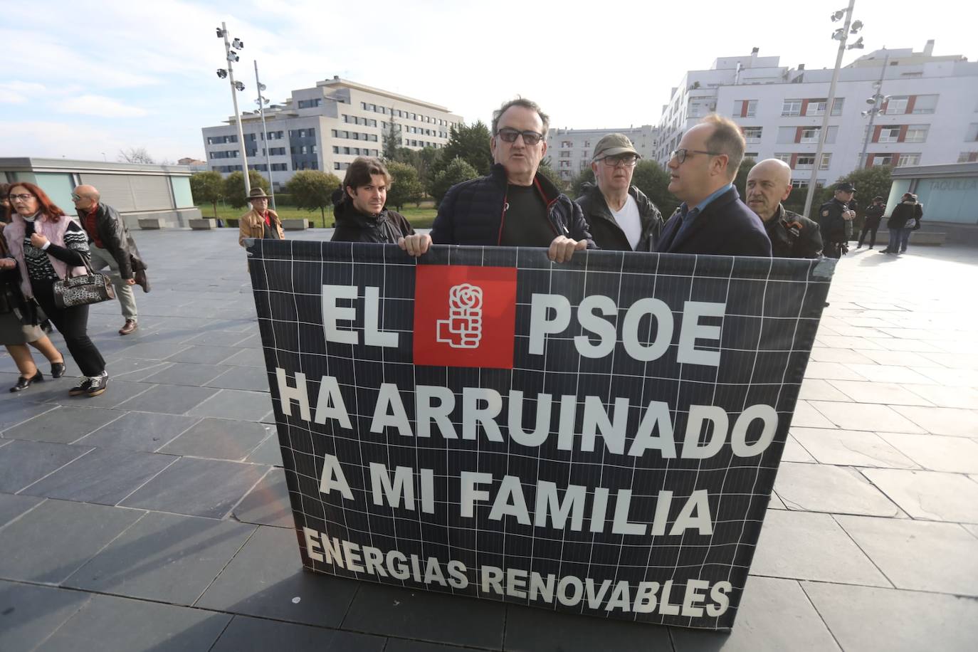 El actor riojano César Vea junto al diputado socialista en el Parlamento Europeo César Luena, en el exterior del Riojafórum.