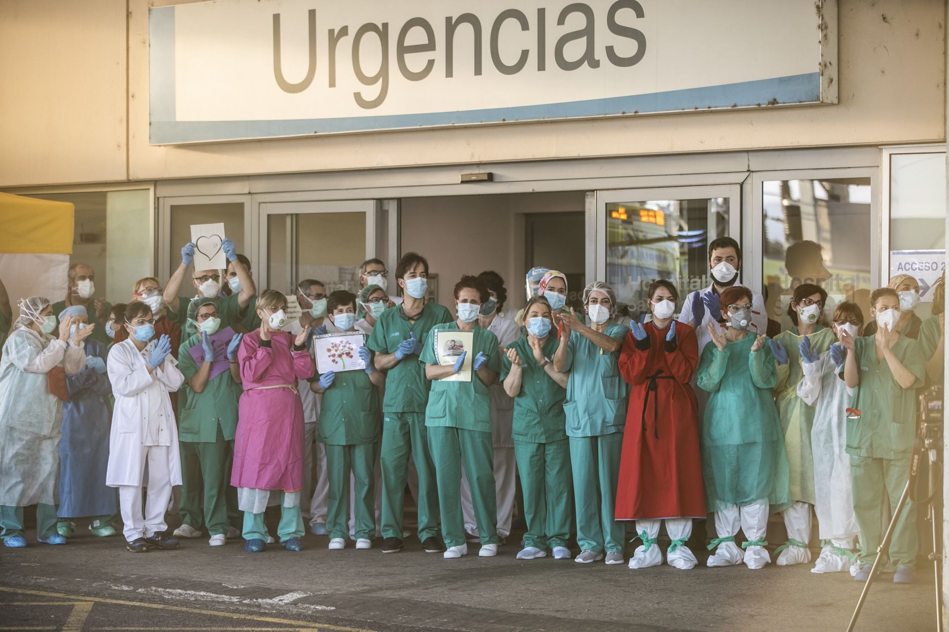 Homenaje de los sanitarios a una celadora infectada por el coronavirus.