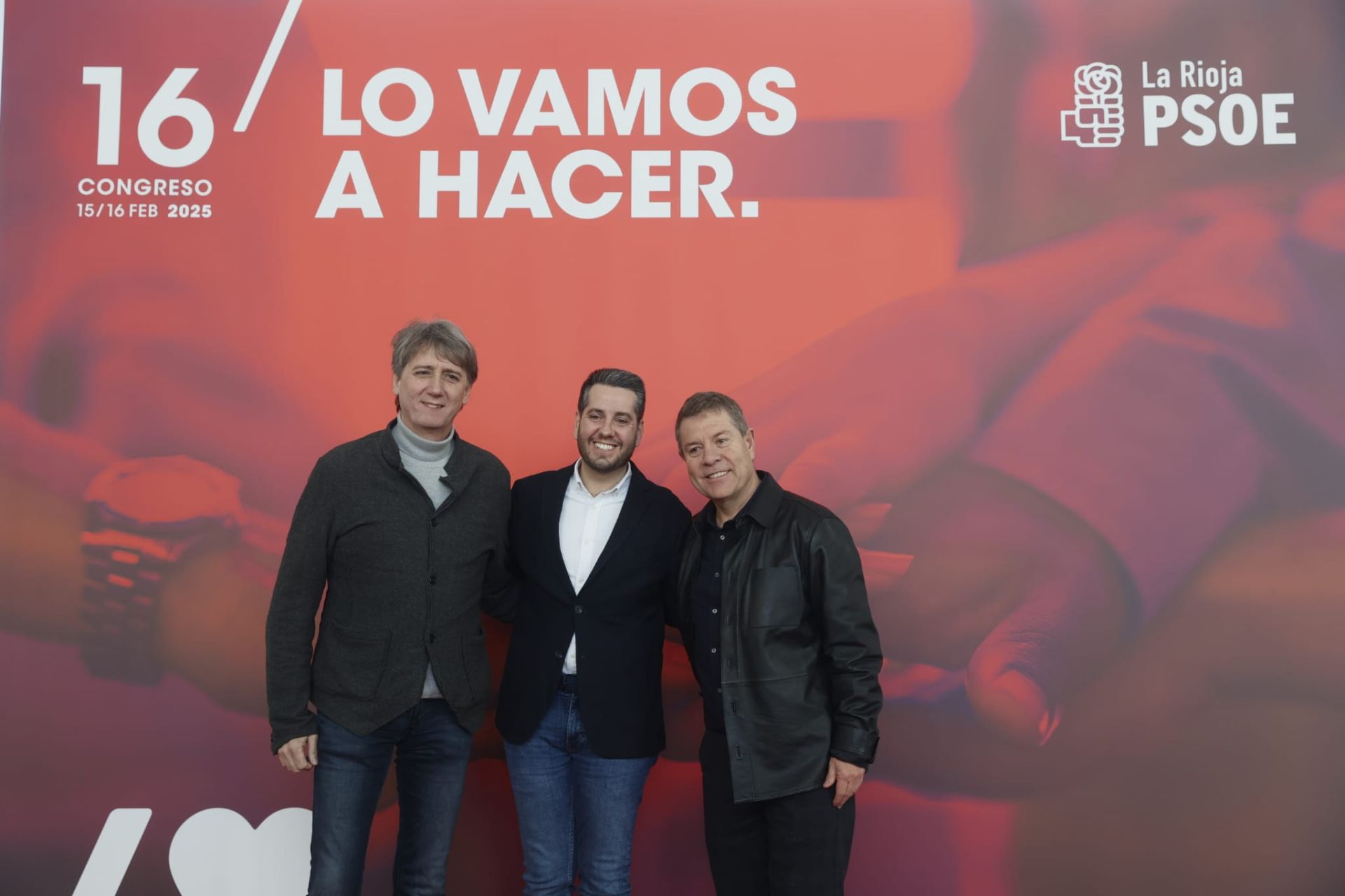 Emiliano García-Page, a la derecha, junto al secretario general del PSOE riojano, Javier García, y al dirigente en Castilla y León, Carlos Martínez.