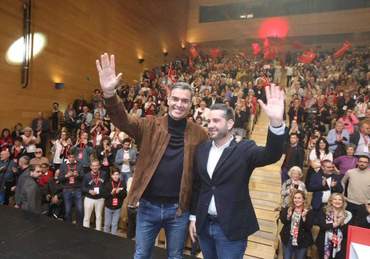 El presidente del Gobierno, Pedro Sánchez, junto a Javier García, en Riojafórum.