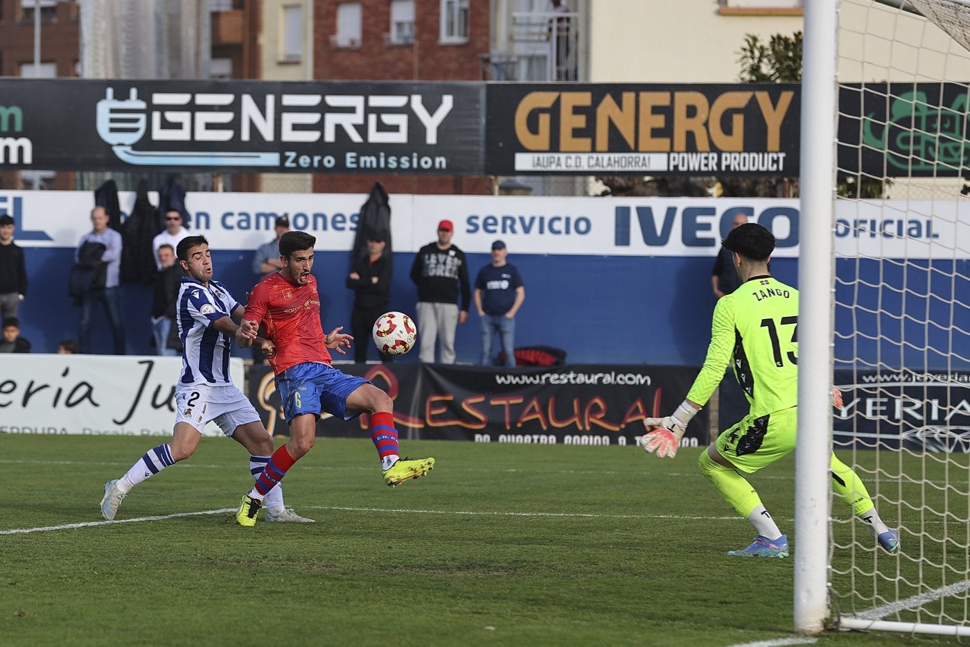 Remate. Facu Ballardo dispara a la portería de la Real Sociedad C.