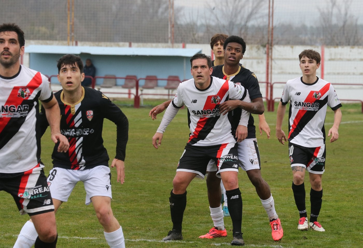 Julio Rico, Mario, Ubis y Michael esperan la llegada del balón.
