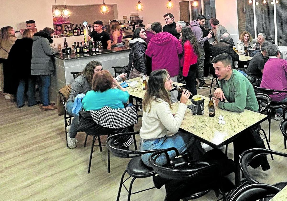 Reabre como bar de tapas el centro social de La Unión de Clavijo tras renovar sus instalaciones