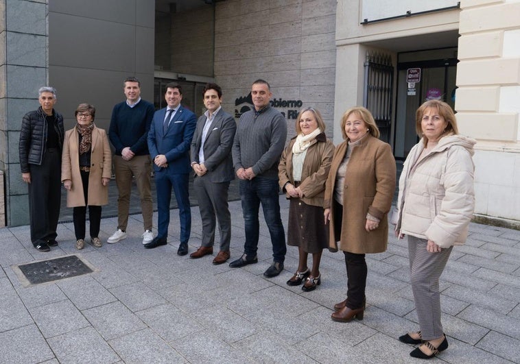 Roberto Iturriaga con alcaldes, concejales y técnicos de los distintos ayuntamientos implicados en la Red de Teatros de La Rioja.